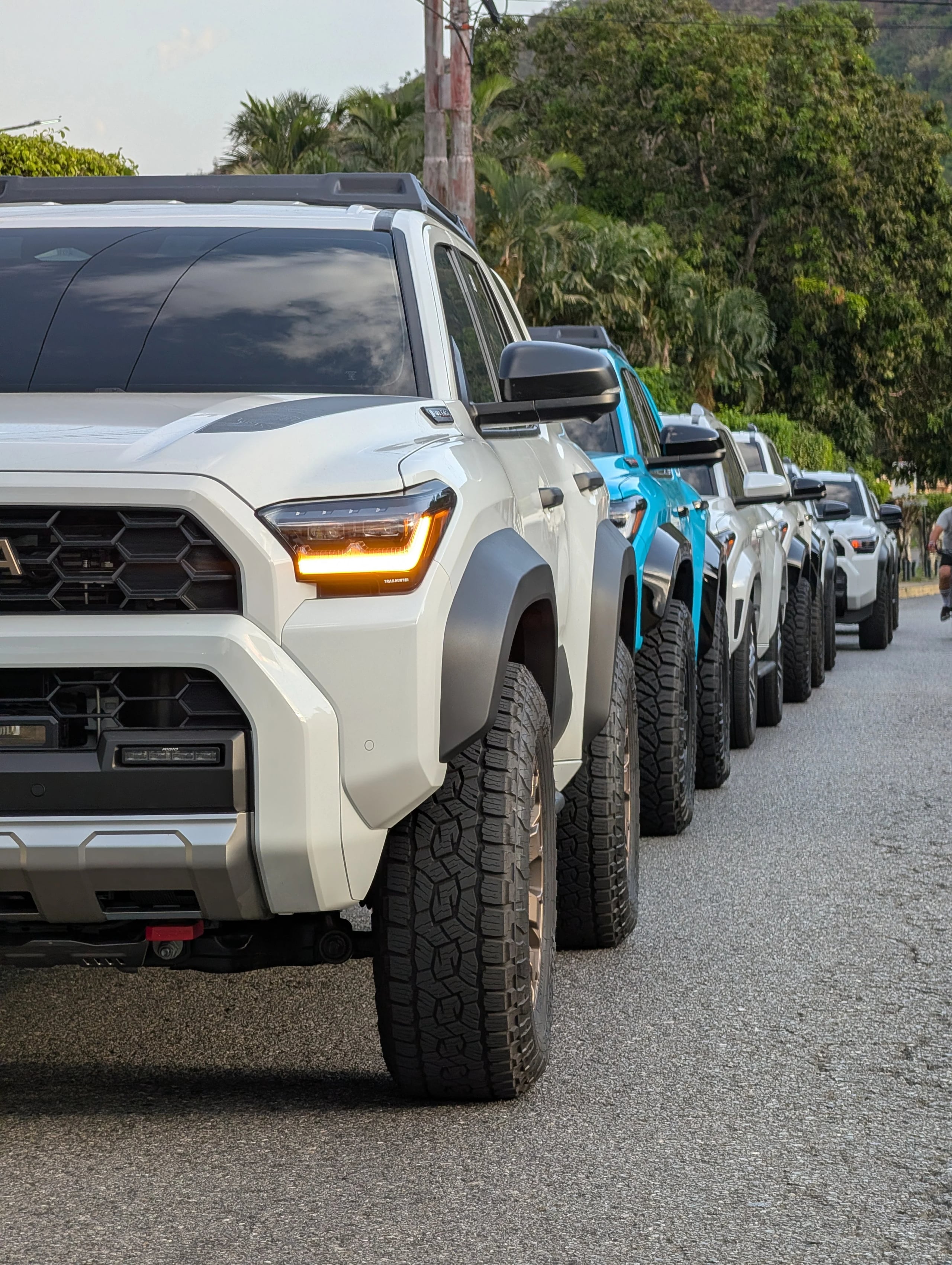 Toyota 4Runner Trailhunter blanca a la cabeza de una rodada de vehículos preparados por Dacar